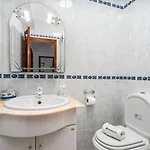 Classic & Spacious Flat W/ Balcony By Hostwise