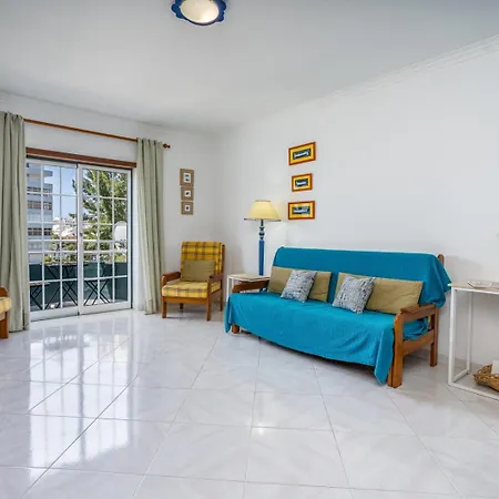 Classic & Spacious Flat W/ Balcony By Hostwise Daire