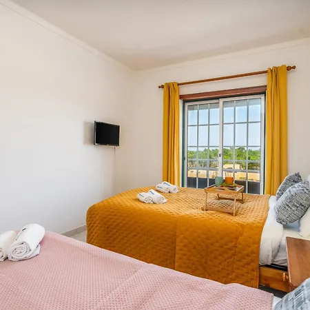 Classic & Spacious Flat W/ Balcony By Hostwise Daire *