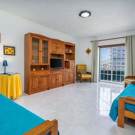 Classic & Spacious Flat W/ Balcony By Hostwise Daire *