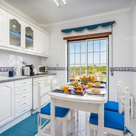 Classic & Spacious Flat W/ Balcony By Hostwise Daire *