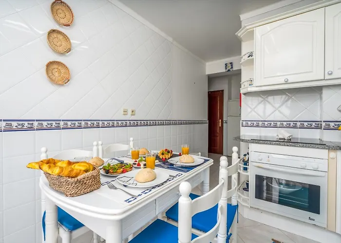 Classic & Spacious Flat W/ Balcony By Hostwise Appartement