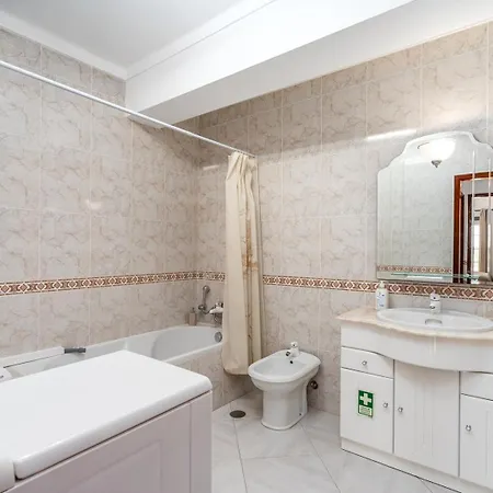 Classic & Spacious Flat W/ Balcony By Hostwise * מונטה גורדו