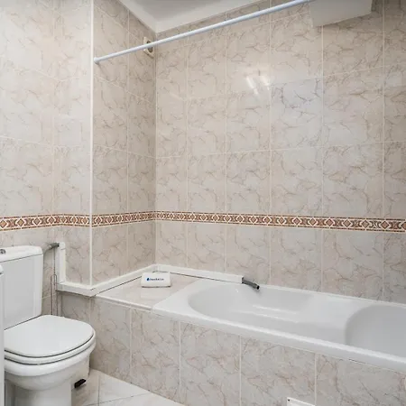 Classic & Spacious Flat W/ Balcony By Hostwise דירה *