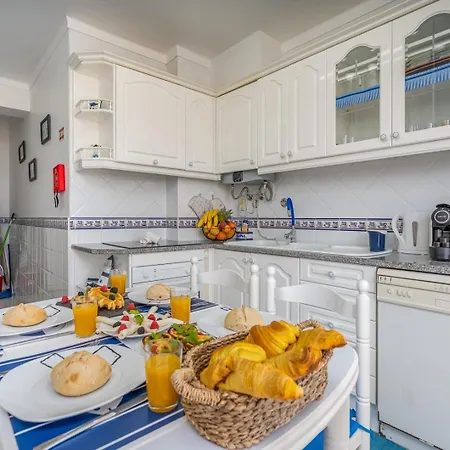 Classic & Spacious Flat W/ Balcony By Hostwise מונטה גורדו