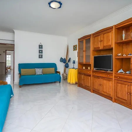 Classic & Spacious Flat W/ Balcony By Hostwise דירה