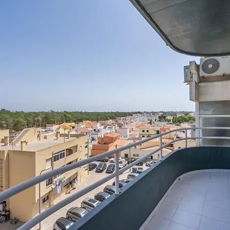 Classic & Spacious Flat W/ Balcony By Hostwise *