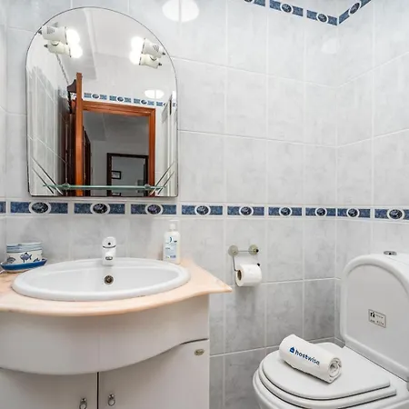 Classic & Spacious Flat W/ Balcony By Hostwise