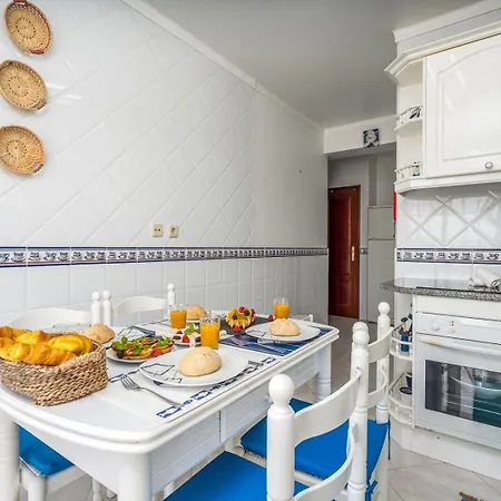 Classic & Spacious Flat W/ Balcony By Hostwise דירה