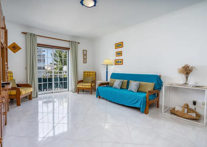 Classic & Spacious Flat W/ Balcony By Hostwise 公寓