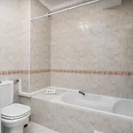 Classic & Spacious Flat W/ Balcony By Hostwise Daire *