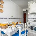 Classic & Spacious Flat W/ Balcony By Hostwise Daire