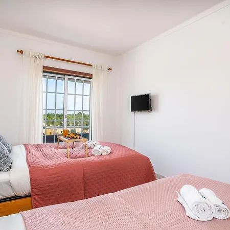 Classic & Spacious Flat W/ Balcony By Hostwise Daire Monte Gordo
